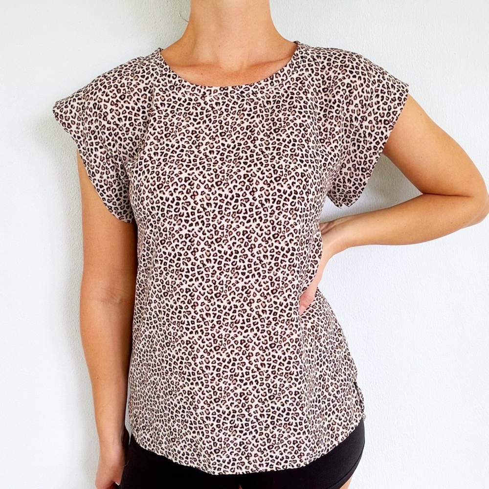 Bobeau tan leopard print short sleeve lightweight chiffon blouse size XS